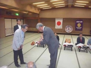bAお誕生祝い品贈呈.jpg