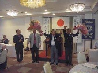 b_A前会長前幹事に会長幹事より花束贈呈.jpg